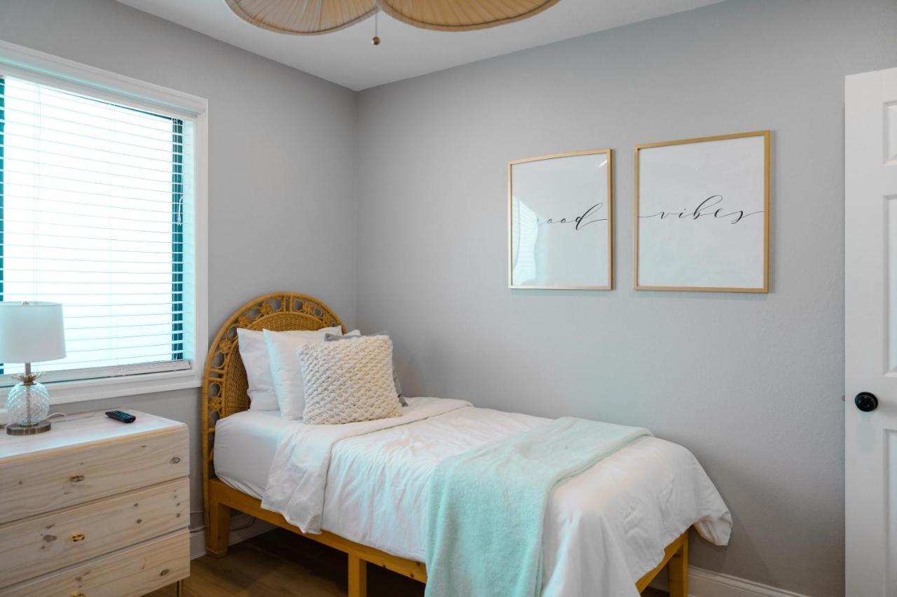 Luxury Villa 3 Blocks From The Beach With A Pool, Fire Pit And Outdoor Oasis ケープ・カナベラル エクステリア 写真