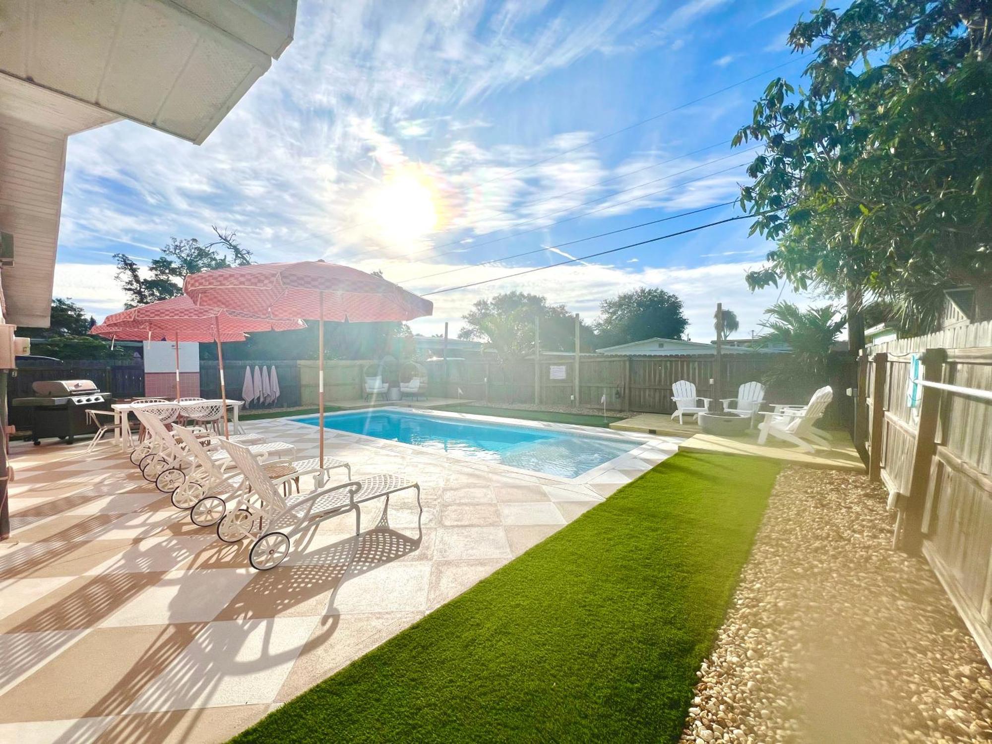 Luxury Villa 3 Blocks From The Beach With A Pool, Fire Pit And Outdoor Oasis ケープ・カナベラル エクステリア 写真
